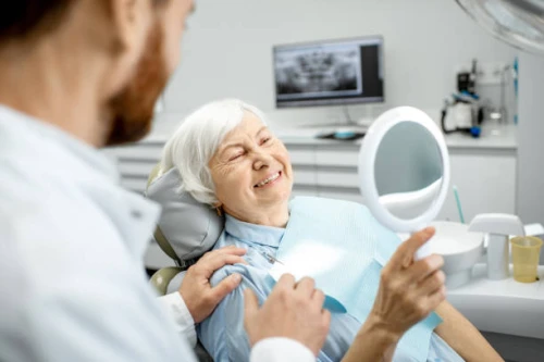 Menopauza și sănătatea dentară – de ce sunt esențiale controalele stomatologice regulate