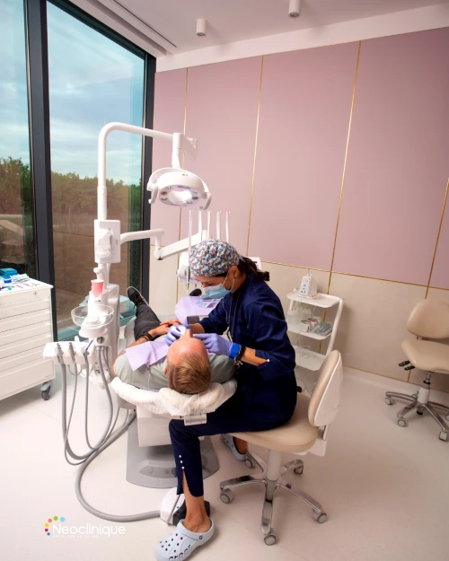 Care este diferența dintre implant dentar și punte dentară?