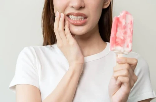 Sensibilitatea dentară la rece și cald: ce încearcă să îți spună dinții?
