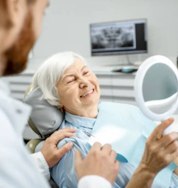 Menopauza și sănătatea dentară – de ce sunt esențiale controalele stomatologice regulate
